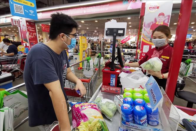 Trong ảnh: Với những mặt hàng đặc thù như mỳ ăn liền, siêu thị khuyến cáo mỗi người chỉ được mua với số lượng hạn chế 2 thùng/ người/ 1 đơn hàng. Ảnh: Thành Đạt - TTXVN 