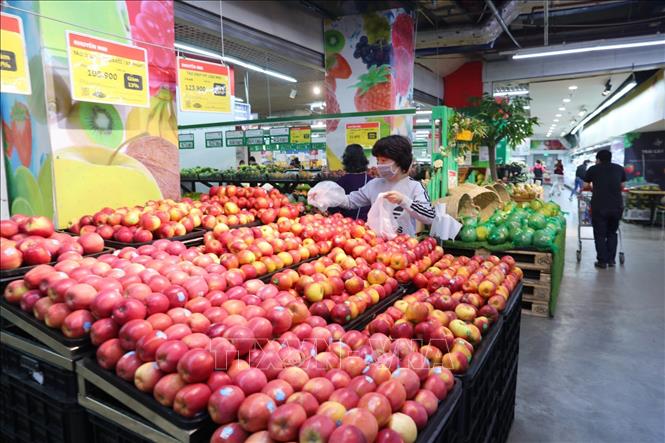 Trong ảnh: Tại siêu thị Vinmart Hoàng Đạo Thuý, quầy rau xanh ăn lá, củ quả luôn trong tình trạng đầy đặn, không bị hết nhẵn. Ảnh: Thành Đạt - TTXVN 