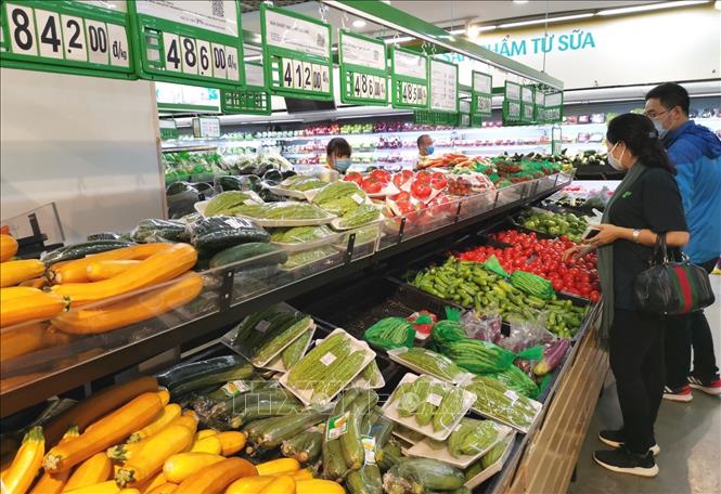 Trong ảnh: Hệ thống siêu thị VinMart và chuỗi cửa hàng VinMart+ đã chủ động làm việc với các nhà cung cấp hàng hóa để đảm bảo tăng nguồn cung hàng hóa và ưu tiên các hàng hóa thiết yếu; phục vụ nhu cầu người dân. Ảnh: Thành Đạt - TTXVN 
