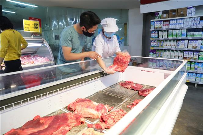 Trong ảnh: Nhân viên siêu thị Vinmart tư vấn cho người dân về các loại thực phẩm sạch. Ảnh: Thành Đạt - TTXVN