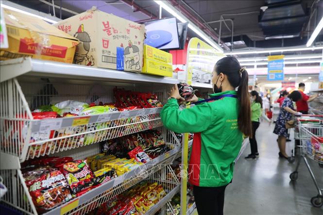 Trong ảnh: Nhân viên siêu thị Vinmart liên tục bổ sung các mặt hàng thiết yếu như mỳ tôm kịp thời phục vụ nhu cầu mua sắm của người dân. Ảnh: Thành Đạt - TTXVN