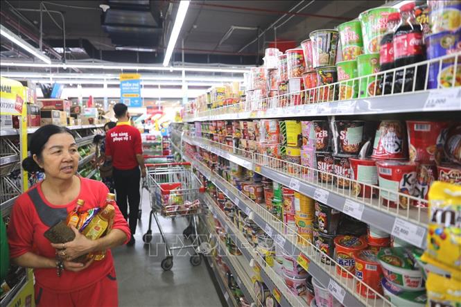 Trong ảnh: Tại các siêu thị Vinmart các mặt hàng thiết yếu như rau xanh, thực phẩm tươi, mỳ tôm... cũng được đảm bảo cung ứng đủ. Ảnh: Thành Đạt - TTXVN