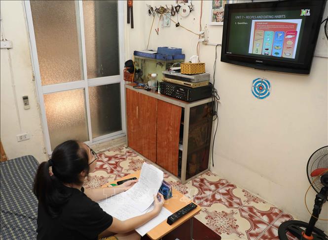 Trong ảnh: Học sinh Đỗ Thu Trang, lớp 9A4 trường THCS Tân Mai học môn Tiếng Anh qua truyền hình trong sáng 9/3. Ảnh: Thanh Tùng-TTXVN