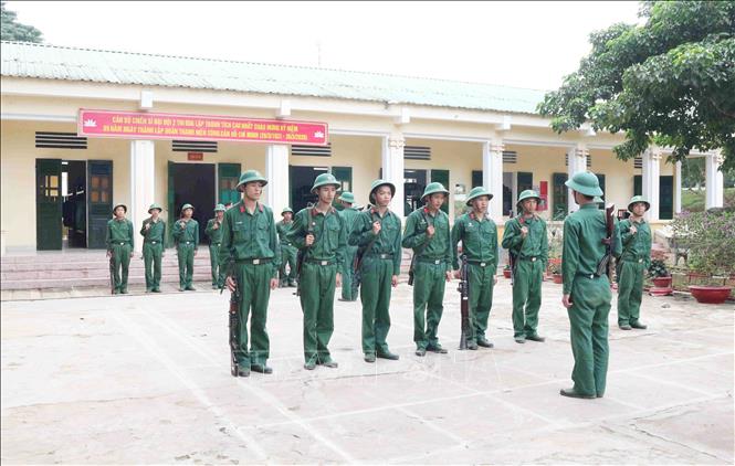 Trong ảnh: Tân binh mới nhập ngũ được huấn luyện từ những bài cơ bản. Ảnh: Nguyễn Oanh-TTXVN