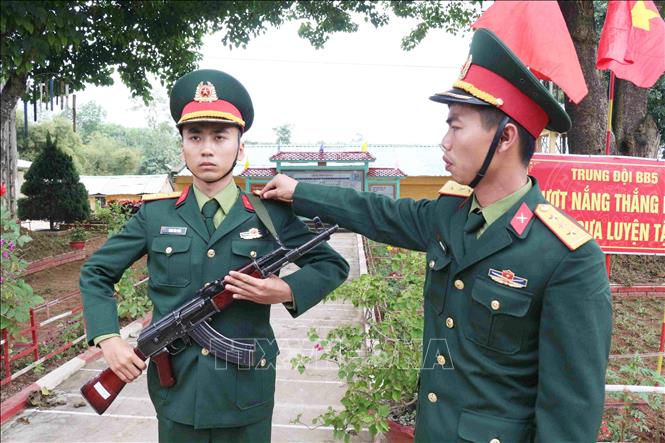Trong ảnh: Huấn luyện từng thao tác nhỏ nhất từ cách mang vũ khí. Ảnh: Nguyễn Oanh-TTXVN