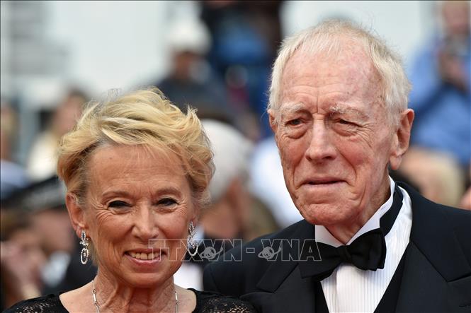 Trong ảnh (tư liệu): Nam diễn viên Max von Sydow (phải) cùng vợ, bà Catherine Brelet, tới dự buổi trình chiếu phim 