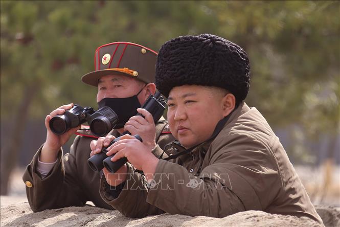 Trong ảnh (do Hãng thông tấn Trung ương Triều Tiên (KCNA) của Triều Tiên đăng phát ngày 10/3/2020): Nhà lãnh đạo Kim Jong-un thị sát cuộc tập trận pháo binh tầm xa của đơn vị pháo binh Quân đội Nhân dân Triều Tiên tại một địa điểm không được xác định, ngày 9/3/2020. Ảnh: AFP/TTXVN
