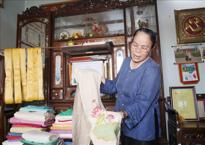 Trong ảnh: Những chiếc khăn lụa từ tơ sen mang lại cảm giác mịn màng, êm của sợi tơ và đặc biệt là sự tinh khiết mà không một loại tơ nào có thể sánh được. Ảnh: Phương Hoa - TTXVN