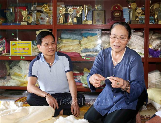 Trong ảnh: Vải tơ sen đẹp và nhiều ưu điểm, làm thủ công với nhiều công đoạn cầu kỳ. Ảnh: Phương Hoa - TTXVN