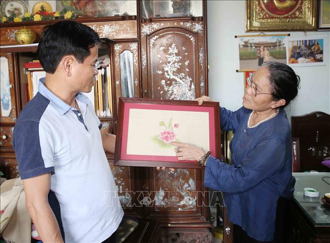 Trong ảnh: Sản phẩm vải lụa từ sợi tơ sen của Nghệ nhân Ưu tú Phan Thị Thuận đã được xuất khẩu đi nhiều nước trên thế giới.. Ảnh: Phương Hoa - TTXVN