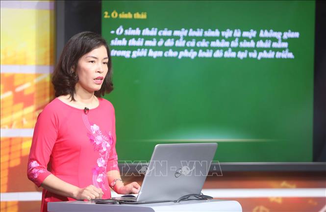 Trong ảnh: Để thực hiện chương trình, các giáo viên cùng tổ bộ môn đã họp với cán bộ, chuyên viên của Sở Giáo dục và Đào tạo Hà Nội để phân công lịch ghi hình, thống nhất nội dung giảng dạy của từng giáo viên. Ảnh: Thanh Tùng-TTXVN