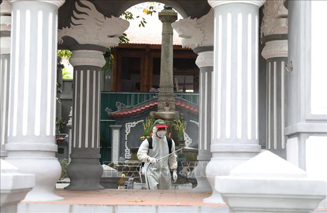 Trong ảnh: Nhân viên Sở y tế Hà Nội phun thuốc tiêu độc khử trùng khuôn viên tượng đài Vua Lê Thái Tổ. Ảnh: Thành Đạt - TTXVN