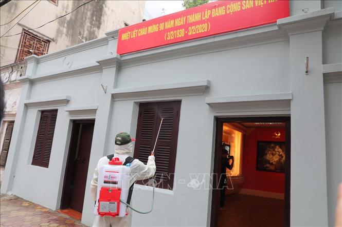 Trong ảnh: Nhân viên Sở y tế Hà Nội phun thuốc tiêu độc khử trùng tại số nhà 5D Hàm Long. Ảnh: Thành Đạt - TTXVN
