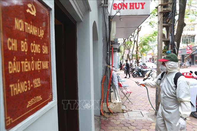 Trong ảnh: Nhân viên Sở y tế Hà Nội phun thuốc tiêu độc khử trùng tại số nhà 5D Hàm Long. Ảnh: Thành Đạt - TTXVN
