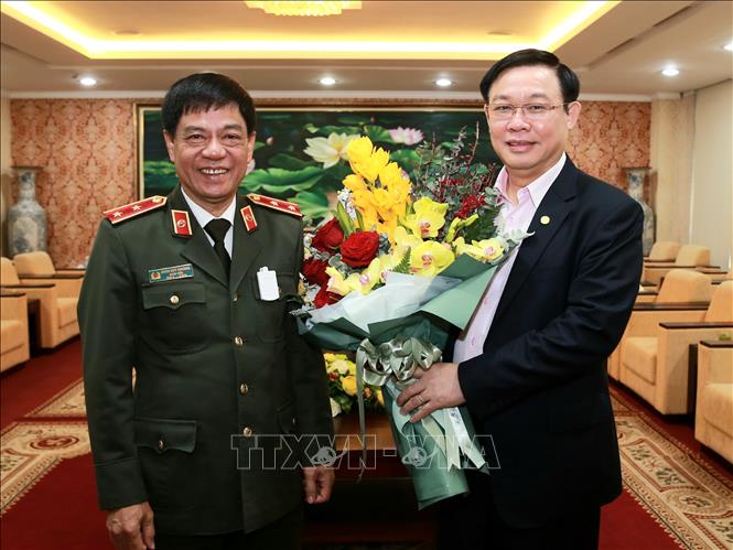 Trong ảnh: Trung tướng Đoàn Duy Khương, Bí thư Đảng ủy, Giám đốc Công an TP. Hà Nội tặng hoa, đón Bí thư Thành ủy Hà Nội Vương Đình Huệ. Ảnh: Doãn Tấn - TTXVN