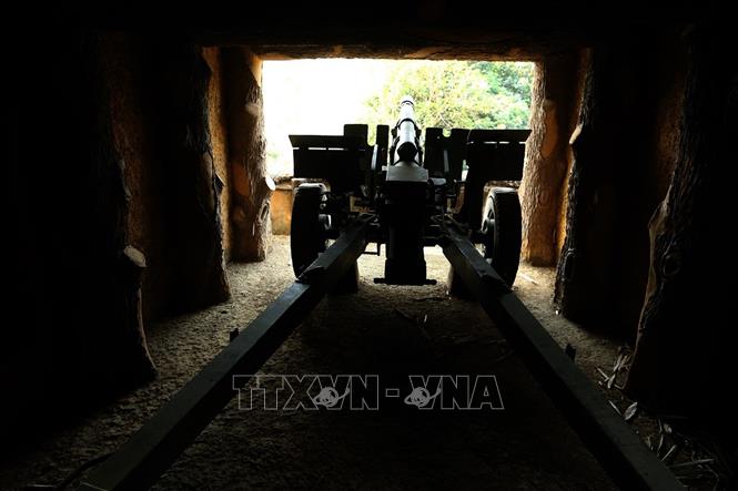 Trong ảnh: Pháo 105mm bắn loạt đạn đầu tiên vào Trung tâm đề kháng Him Lam. Ảnh: Phan Tuấn Anh - TTXVN