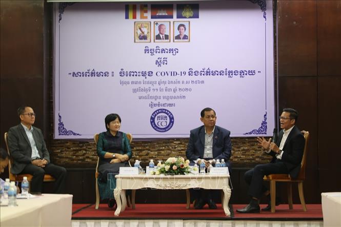 Trong ảnh: Đại diện Bộ Thông tin, Bộ Y tế và Câu lạc bộ Nhà báo Campuchia tại cuộc họp báo. Ảnh: Vũ Hùng-PV TTXVN tại 
