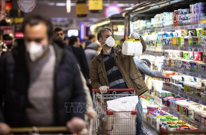 Trong ảnh: Người dân đeo khẩu trang phòng lây nhiễm COVID-19 tại Tehran, Iran. Ảnh: THX/TTXVN