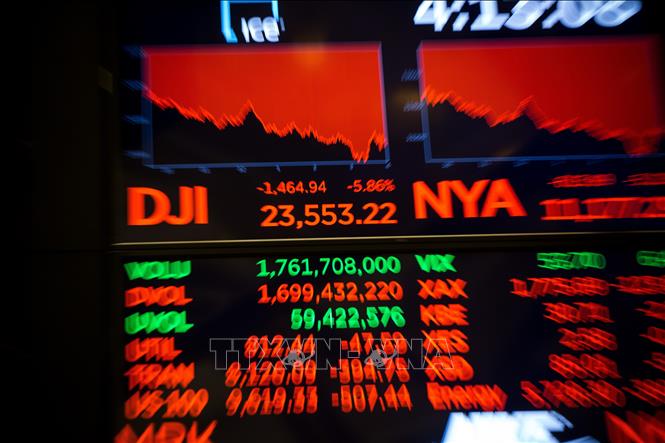 Trong ảnh: Bảng tỉ giá chứng khoán tại Sàn giao dịch chứng khoán New York, Mỹ, ngày 11/3/2020. Ảnh: THX/ TTXVN