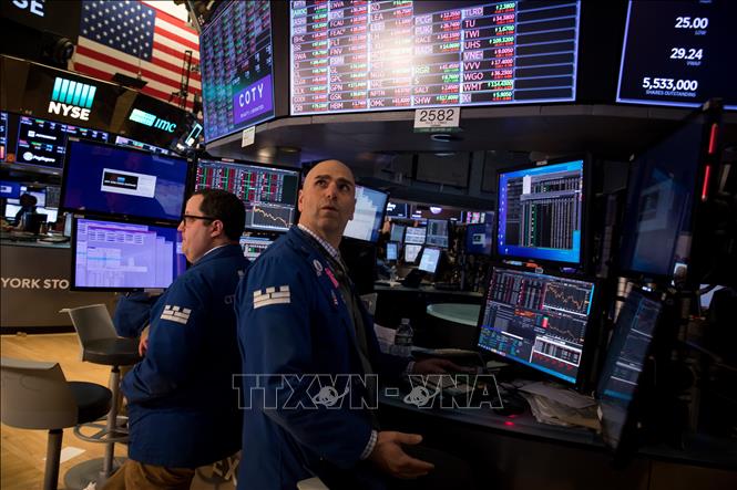 Trong ảnh: Giao dịch viên tại Sàn giao dịch chứng khoán New York, Mỹ, ngày 11/3/2020. Ảnh: THX/ TTXVN