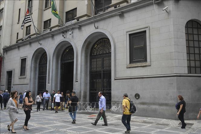 Trong ảnh: Quang cảnh bên ngoài Sàn giao dịch chứng khoán ở Sao Paulo, Brazil, ngày 9/3/2020. Ảnh: AFP/ TTXVN