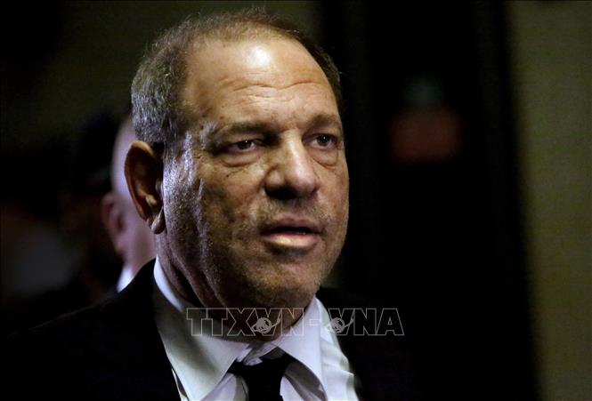 Trong ảnh (tư liệu): Ông trùm giải trí Harvey Weinstein rời khỏi phiên xét xử về cáo buộc tấn công tình dục ở tòa án thành phố New York, Mỹ ngày 26/8/2019. Ảnh: AFP/TTXVN