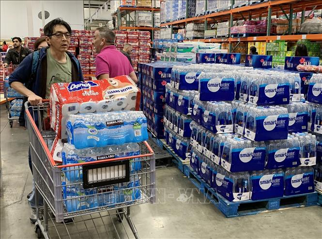 Trong ảnh: Người dân mua giấy vệ sinh để dự trữ tại một cửa hàng ở bang California, Mỹ ngày 29/2/2020. Ảnh: AFP/TTXVN