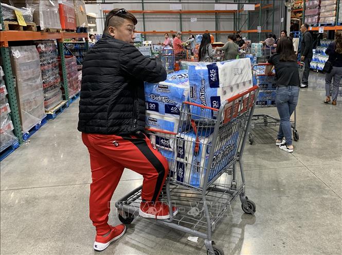Trong ảnh: Người dân mua giấy vệ sinh để dự trữ tại một cửa hàng ở bang California, Mỹ ngày 29/2/2020. Ảnh: AFP/TTXVN