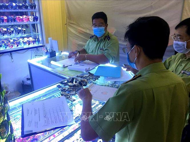Trong ảnh: Lực lượng quản lý thị trường kiểm tra ở chợ Bến Thành.
Ảnh: Thành Chung - TTXVN