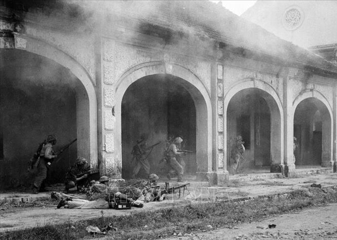 Trong ảnh: Quân, dân Hà Nội chiến đấu trên đường phố trong những ngày đầu Toàn quốc kháng chiến, tháng 12/1946. Ảnh: TTXVN