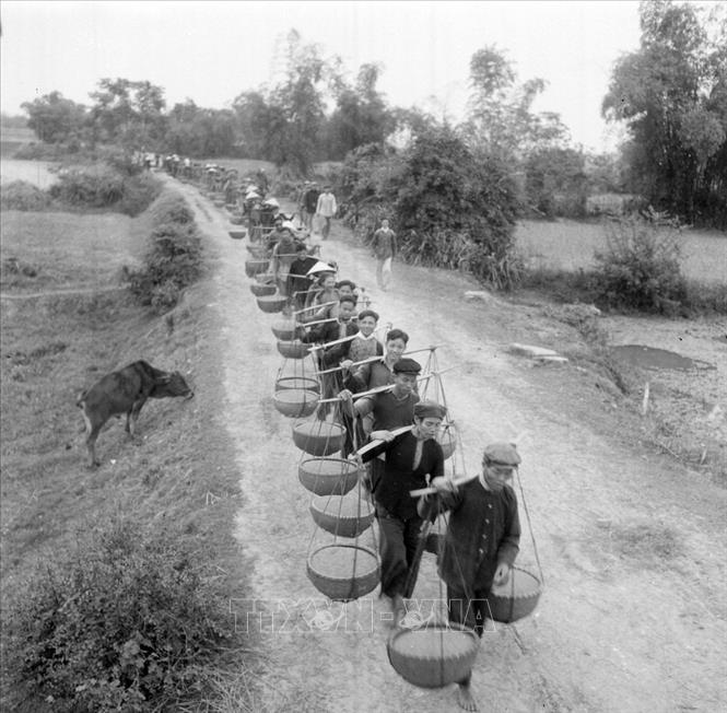 Trong ảnh: Trong khí thế, niềm vui giải phóng, nhân dân Hà Nội hăng hái bắt tay vào hàn gắn vết thương chiến tranh, khôi phục, cải tạo và phát triển kinh tế, văn hóa, xã hội, phấn đấu làm cho tình hình mọi mặt của Thủ đô sớm đi vào ổn định và phát triển. Ảnh: Tôn Mẫn – TTXVN