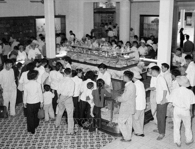 Trong ảnh: Gian đồ chơi thiếu nhi trong cửa hàng Tổng hợp Hà Nội tấp nập trong những ngày tết Trung thu (tháng 10/1960). Ảnh: Trần Sơn – TTXVN