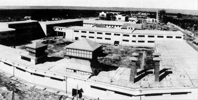 Trong thời kì cải tạo xã hội chủ nghĩa (1958-1960), công nghiệp Hà Nội từng bước được khôi phục, ổn định và phát triển. Trong ảnh: Năm 1960, khu Thượng Đình đã có 3 nhà máy: Cao su Sao vàng, Thuốc lá Thăng Long và Xà phòng Hà Nội. Ảnh: Tư liệu/TTXVN phát