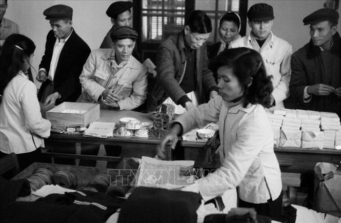 Từ cuối tháng 6/1966, Mỹ bắt đầu giai đoạn đánh phá trực tiếp bằng không quân vào Thủ đô Hà Nội. Với tinh thần “Không có gì quý hơn độc lập, tự do”, tất cả quân và dân Thủ đô tiếp tục phát huy tinh thần đoàn kết, thực hiện đúng chủ trương, chỉ đạo của Trung ương để thi đua xây dựng, sản xuất, trở thành hậu phương vững chắc cho tiền tuyến “miền Nam ruột thịt”. Trong ảnh: Tổ lưu động của Cửa hàng Bách hóa số 5 đường Nam Bộ, Hà Nội bán hàng tại Bộ Công nghịêp nặng (tháng 12/1963). Ảnh: Xuân Vi – TTXVN