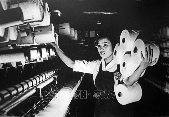 Từ cuối tháng 6/1966, Mỹ bắt đầu giai đoạn đánh phá trực tiếp bằng không quân vào Thủ đô Hà Nội. Với tinh thần “Không có gì quý hơn độc lập, tự do”, tất cả quân và dân Thủ đô tiếp tục phát huy tinh thần đoàn kết, thực hiện đúng chủ trương, chỉ đạo của Trung ương để thi đua xây dựng, sản xuất, trở thành hậu phương vững chắc cho tiền tuyến “miền Nam ruột thịt”. Trong ảnh: Nhà máy dệt 8-3 khánh thành ngày 8/3/1965. Liên tiếp trong nhiều năm, Nhà máy luôn hoàn thành vượt mức kế hoạch, góp phần to lớn vào sự phát triển chung của nền kinh tế quốc dân. Ảnh: Tư liệu/TTXVN