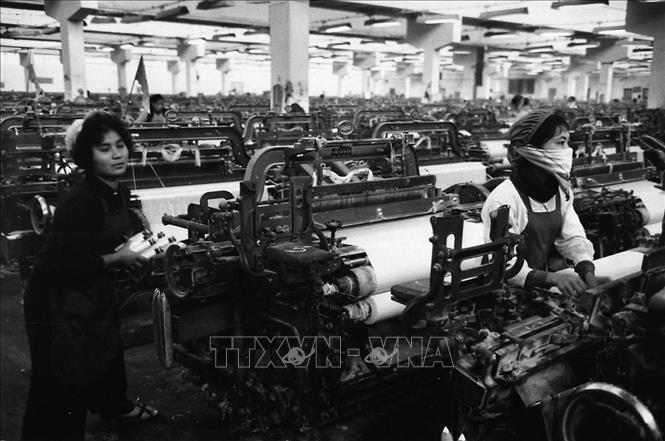 Từ cuối tháng 6/1966, Mỹ bắt đầu giai đoạn đánh phá trực tiếp bằng không quân vào Thủ đô Hà Nội. Với tinh thần “Không có gì quý hơn độc lập, tự do”, tất cả quân và dân Thủ đô tiếp tục phát huy tinh thần đoàn kết, thực hiện đúng chủ trương, chỉ đạo của Trung ương để thi đua xây dựng, sản xuất, trở thành hậu phương vững chắc cho tiền tuyến “miền Nam ruột thịt”. Trong ảnh: Nhà máy dệt 8-3 khánh thành ngày 8/3/1965. Liên tiếp trong nhiều năm, Nhà máy luôn hoàn thành vượt mức kế hoạch, góp phần to lớn vào sự phát triển chung của nền kinh tế quốc dân. Ảnh: Tư liệu/TTXVN