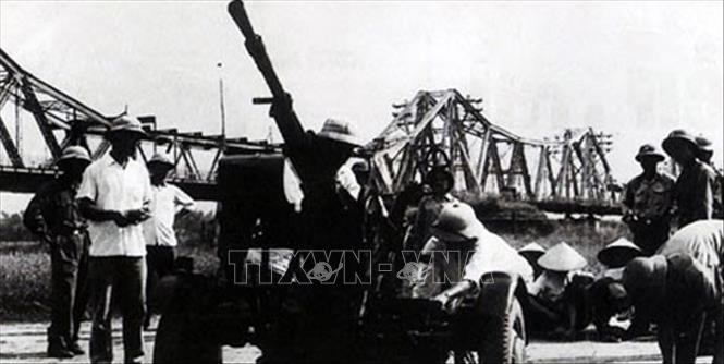Vừa hăng hái thi đua sản xuất, vừa kiên cường chiến đấu, bảo vệ vùng trời Thủ đô, quân và dân Hà Nội đã tham gia đánh thắng nhiều đợt chiến tranh phá hoại của đế quốc Mỹ. Trong ảnh: Lực lượng tự vệ Hà Nội sẵn sàng chiến đấu trong đợt chiến tranh phá hoại bằng không quân của Mỹ ra miền Bắc lần thứ nhất, trong đó có Hà Nội. Ảnh: Tư liệu/TTXVN phát