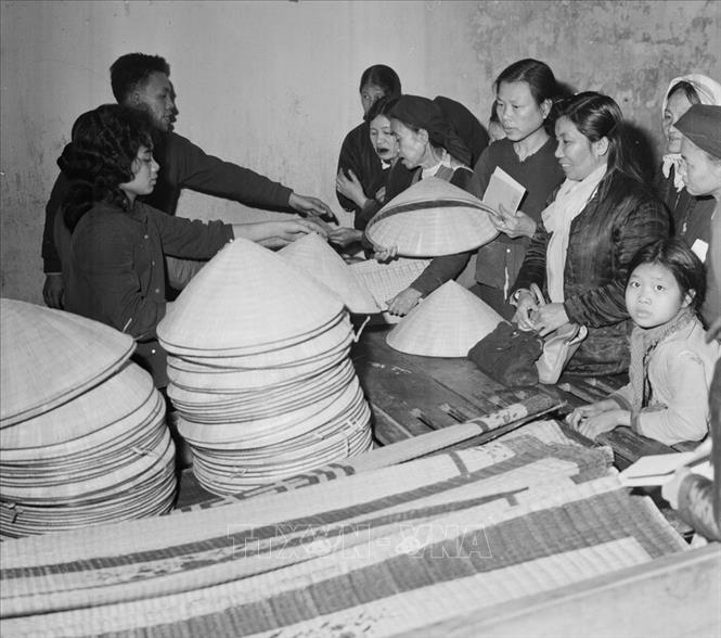 Từ cuối tháng 6/1966, Mỹ bắt đầu giai đoạn đánh phá trực tiếp bằng không quân vào Thủ đô Hà Nội. Với tinh thần “Không có gì quý hơn độc lập, tự do”, tất cả quân và dân Thủ đô tiếp tục phát huy tinh thần đoàn kết, thực hiện đúng chủ trương, chỉ đạo của Trung ương để thi đua xây dựng, sản xuất, trở thành hậu phương vững chắc cho tiền tuyến “miền Nam ruột thịt”. Trong ảnh: Tổ bán hàng của Cửa hàng Bách hóa số 12 Bờ Hồ, Hà Nội tổ chức bán hàng phục vụ ở 1 khối dân phố (tháng 2/1967). Ảnh: Vũ Tín – TTXVN