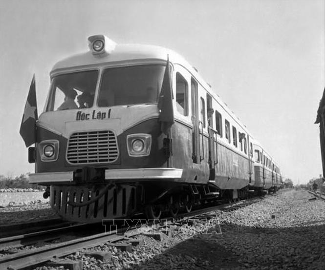 Từ năm 1965, Nhà máy xe lửa Gia Lâm chuyển hướng sản xuất từ thời bình sang thời chiến, trong đó có việc cải tạo ô tô bánh hơi thành ô tô bánh thép kéo goòng 10 tấn (ô tô ray) chạy trên đường sắt đoạn Hà Tĩnh - Quảng Bình để vận chuyển phục vụ tiền tuyến miền Nam. Trong ảnh: Chiếc ô tô ray đầu tiên mang tên Độc lập do cán bộ, công nhân Nhà máy xe lửa Gia Lâm (Hà Nội) nghiên cứu, thiết kế và chế tạo thành công. Ảnh: Quang Thành - TTXVN