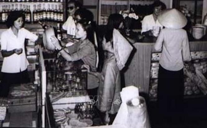 Trong suốt những năm thực hiện chính sách Kinh tế kế hoạch hóa, hệ thống cửa hàng Mậu dịch Quốc doanh là nguồn cung cấp chủ yếu các mặt hàng thiết yếu, đảm bảo cuộc sống cho người dân Hà Nội. Ảnh: Tư liệu/TTXVN phát