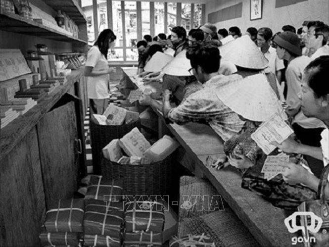 Trong suốt những năm thực hiện chính sách Kinh tế kế hoạch hóa, hệ thống cửa hàng Mậu dịch Quốc doanh là nguồn cung cấp chủ yếu các mặt hàng thiết yếu, đảm bảo cuộc sống cho người dân Hà Nội. Ảnh: Tư liệu/TTXVN phát