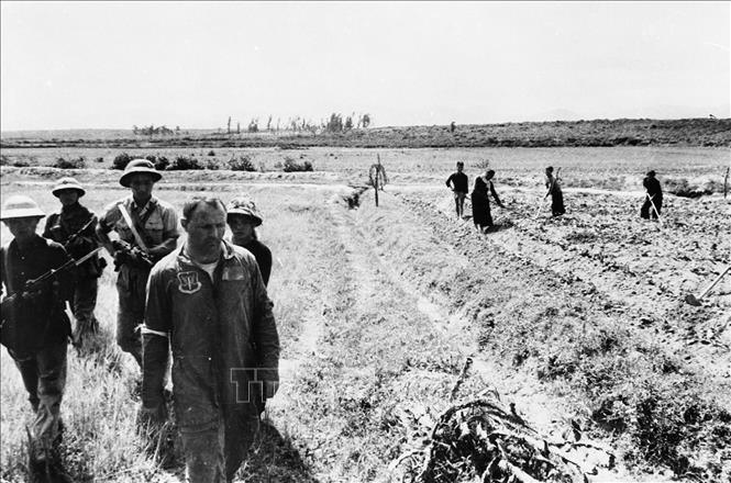 Vừa hăng hái thi đua sản xuất, vừa kiên cường chiến đấu, bảo vệ vùng trời Thủ đô, quân và dân Hà Nội đã tham gia đánh thắng nhiều đợt chiến tranh phá hoại của đế quốc Mỹ. Trong ảnh: Phi công Mỹ bị bắt sống ở ngoại thành Hà Nội trong đợt đánh phá Hà Nội lần thứ nhất. Ảnh: TTXVN