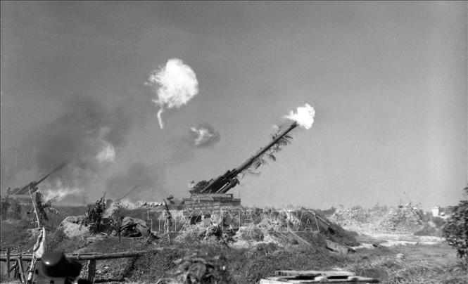 Vừa hăng hái thi đua sản xuất, vừa kiên cường chiến đấu, bảo vệ vùng trời Thủ đô, quân và dân Hà Nội đã tham gia đánh thắng nhiều đợt chiến tranh phá hoại của đế quốc Mỹ. Trong ảnh: Đại đội 2, đơn vị quyết thắng đoàn Tô Vĩnh Diện pháo cao xạ bảo vệ Thủ đô nổ súng kịp thời, chính xác, góp phần cùng quân dân Thủ đô bắn rơi 3 máy bay Mỹ trong ngày 14/12/1967. Ảnh: Hữu Thứ - TTXVN