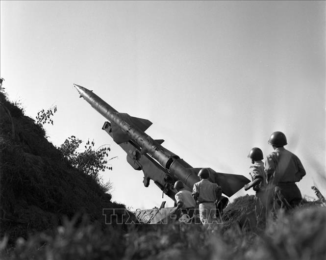 Vừa hăng hái thi đua sản xuất, vừa kiên cường chiến đấu, bảo vệ vùng trời Thủ đô, quân và dân Hà Nội đã tham gia đánh thắng nhiều đợt chiến tranh phá hoại của đế quốc Mỹ. Trong ảnh: Tiểu đoàn X, tên lửa bảo vệ Thủ đô Hà Nội, với tinh thần dũng cảm mưu trí và kỹ thuật điêu luyện, trong nhiều trận đã bắn rơi tại chỗ nhiều máy bay Mỹ. Trong trận 12/08/1967 với 1 quả đạn đã bắn bộ đôi chiếc máy bay F.4C trên bầu trời Thủ đô. Ảnh: Hứa Kiểm - TTXVN