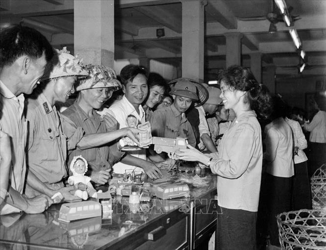 Trong thời kỳ Mỹ dùng không quân đánh phá miền Bắc, trong đó có Hà Nội những năm 1966-1967, quân và dân Thủ đô tiếp tục phát huy tinh thần đoàn kết, thực hiện đúng chủ trương, chỉ đạo của Trung ương để thi đua xây dựng, sản xuất, trở thành hậu phương vững chắc cho tiền tuyến “miền Nam ruột thịt”. Trong ảnh: Tết Trung thu năm 1967,  Cửa hàng Bách hóa số 5 đường Nam Bộ, Hà Nội tổ chức nhiều quầy hàng phân tán phục vụ thiếu nhi, đặc biệt chú ý các cháu nơi trại trẻ sơ tán (tháng 9/1967). Ảnh: Thế Trung – TTXVN