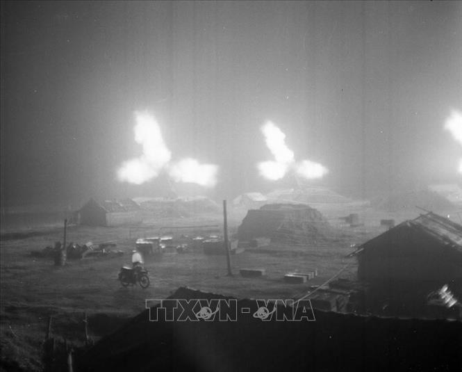 Quân và dân Hà Nội đã tham gia đánh thắng nhiều đợt chiến tranh phá hoại của đế quốc Mỹ, lập nên kỳ tích “Điện Biên Phủ trên không” làm nức lòng nhân dân khắp mọi miền Tổ quốc, được nhân loại tiến bộ tôn vinh là “Thủ đô của lương tri và phẩm giá con người”. Trong ảnh: Tự vệ Thủ đô nổ súng quyết liệt đánh trả máy bay B-52 của Mỹ, đêm 19, rạng sáng 20/12/1972. Ảnh: Minh Lộc - TTXVN