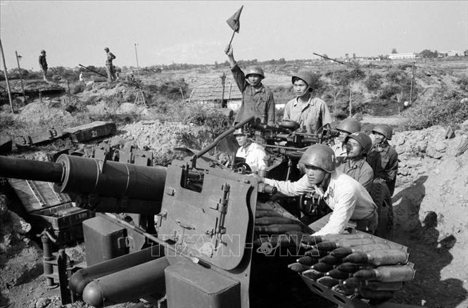 Quân và dân Hà Nội đã tham gia đánh thắng nhiều đợt chiến tranh phá hoại của đế quốc Mỹ, lập nên kỳ tích “Điện Biên Phủ trên không” làm nức lòng nhân dân khắp mọi miền Tổ quốc, được nhân loại tiến bộ tôn vinh là “Thủ đô của lương tri và phẩm giá con người”. Trong ảnh: Đơn vị pháo cao xạ bảo vệ Thủ đô là một trong số các đơn vị bắn rơi nhiều máy bay B-52 trong chiến thắng Hà Nội - Điện Biên Phủ trên không. Ảnh: TTXVN