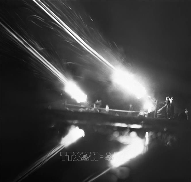 Quân và dân Hà Nội đã tham gia đánh thắng nhiều đợt chiến tranh phá hoại của đế quốc Mỹ, lập nên kỳ tích “Điện Biên Phủ trên không” làm nức lòng nhân dân khắp mọi miền Tổ quốc, được nhân loại tiến bộ tôn vinh là “Thủ đô của lương tri và phẩm giá con người”. Trong ảnh: Tự vệ Nhà máy Y Hà Nội nổ súng quyết liệt đánh trả máy bay Mỹ. Ảnh: Ngọc Quán - TTXVN