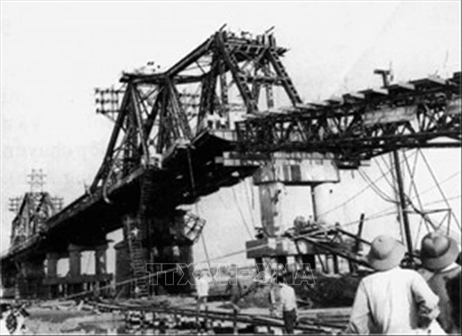 Trong ảnh: Khôi phục cầu Long Biên bị bom Mỹ đánh hư hại năm 1972. Ảnh: Tư liệu/TTXVN