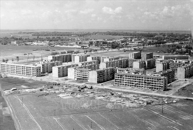 Sau khi đất nước thống nhất năm 1975, Đảng bộ và nhân dân Hà Nội khẩn trương khôi phục những cơ sở kinh tế, văn hóa bị chiến tranh tàn phá, bảo vệ vững chắc Tổ quốc; mặt khác cùng cả nước trăn trở tìm tòi, từng bước tháo gỡ khó khăn để cùng nhau đi lên. Trong ảnh: Khu tập thể Thanh Xuân Bắc (năm 1985). Ảnh: Cao Phong - TTXVN